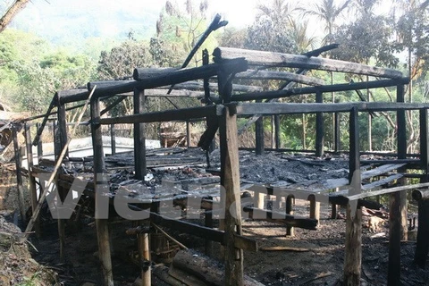 Ngôi nhà Lang tại Bảo tàng không gian văn hóa Mường bị đốt chỉ còn trơ khung gỗ. (Nguồn: Vietnam+)