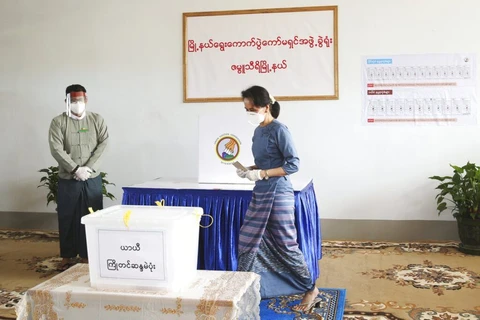 Tổng tuyển cử 2020 tại Myanmar: Cố vấn Nhà nước Myanmar Aung San Suu Kyi bỏ phiếu sớm tại thủ đô Naypyidaw hôm 29/10. (Nguồn: AP)