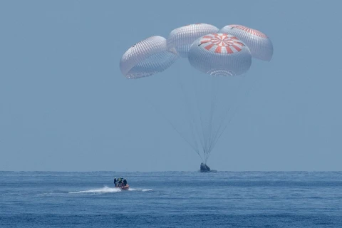 Phi thuyền Crew Dragon chở theo hai phi hành gia NASA trước khi nó hạ cánh xuống vịnh Mexico. (Nguồn: NASA TV)
