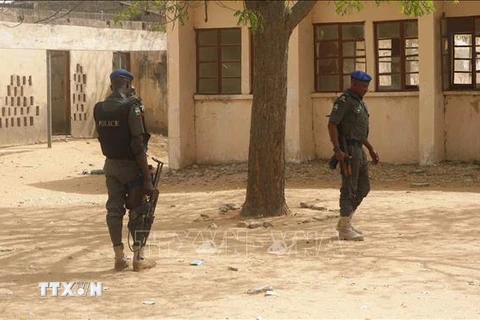 Cảnh sát gác tại một trường học, nơi các học sinh bị một nhóm vũ trang bắt cóc ở Dapchi, miền Bắc Nigeria, ngày 28/2/2018. Ảnh tư liệu: AFP/TTXVN