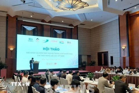 Các đại biểu tham dự hội thảo cho rằng, Việt Nam cần tiếp tục siết chặt việc quản lý nhập khẩu gỗ nguyên liệu, phòng ngừa những rủi ro về nguồn gốc gỗ. (Ảnh: Bích Hồng/TTXVN) 