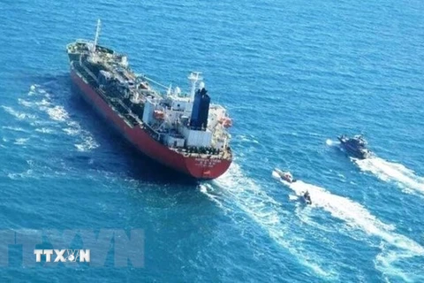 Xuồng cao tốc của IRGC hộ tống tàu chở dầu HANKUK CHEMI tại vùng Vịnh ngày 4/1/2021. (Ảnh: IRNA/TTXVN)