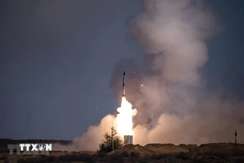Tên lửa được phóng từ hệ thống S-400 của Nga tại căn cứ quân sự Ashuluk. (Ảnh: AFP/TTXVN) 