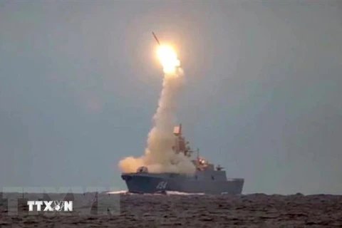 Thử tên lửa trên tàu chiến Đô đốc Gorshkov trên Biển Trắng. (Ảnh: Reuters/TTXVN) 
