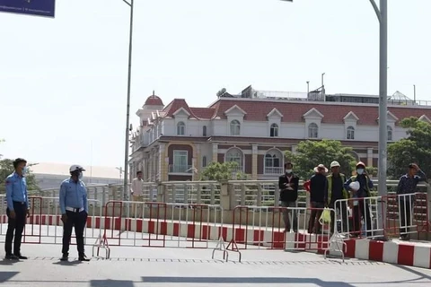 Cảnh sát tiến hành phong tỏa khu vực có ca nhiễm (Ảnh: Nguyễn Hùng/Vietnam+) 