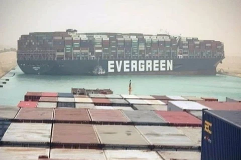 Con tàu trọng tải 200.000 tấn bị gió mạnh tạt làm lệch chuyển hướng lái và mắc kẹt ở kênh đào Suez. (Nguồn:EPA)