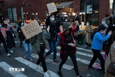 Những người trẻ tuổi tham gia tuần hành biểu thị tình đoàn kết với người Mỹ gốc châu Á tại New York, Mỹ. (Ảnh: THX/TTXVN) 