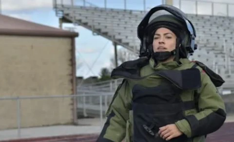 Nữ binh sỹ Kaitlyn Hernandez đã lập kỷ lục Guiness tại “Cuộc thi Chạy bộ trong bộ đồ xử lý bom mìn” của EOD.(Nguồn: Yahoo News)