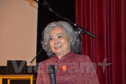 Bà Trần Tố Nga trong một buổi nói chuyện tại Paris về các di chứng của chất độc da cam. (Ảnh: Bích Hà/Vietnam+) 