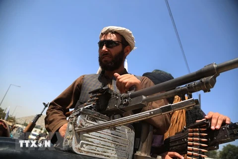 Tay súng Taliban sau khi giành quyền kiểm soát thủ đô Kabul (Afghanistan) ngày 16/8/2021. (Ảnh: THX/TTXVN) 