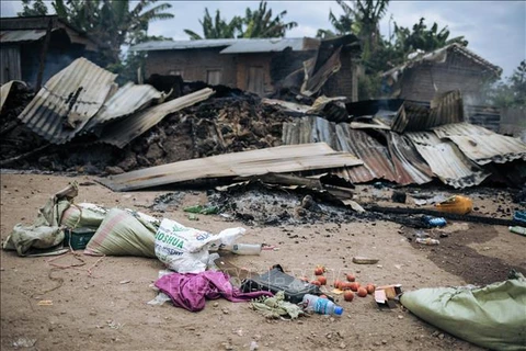 Nhiều ngôi nhà bị đốt phá trong vụ tấn công của phiến quân tại làng Manzalaho gần Beni, CHDC Congo. (Ảnh: AFP/TTXVN)