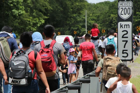 Dòng người di cư đổ về Guadalupe, bang Chiapas, Mexico trong hành trình tới Mỹ ngày 4/9/2021. (Ảnh: THX/TTX)