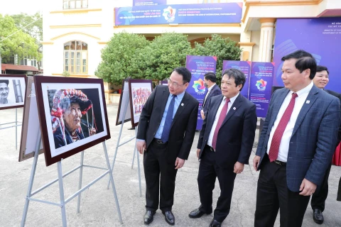 Các đại biểu tham quan Triển lãm ảnh "Việt Nam qua ống kính nhiếp ảnh gia quốc tế." (Ảnh: Hải Yến/TTXVN)