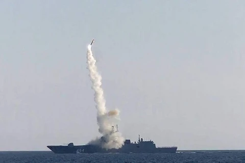 Tên lửa hành trình siêu thanh Zircon được phóng thử từ tàu chiến. (Ảnh: Bộ Quốc phòng Nga) 