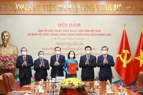 Ban Tổ chức Trung ương Đảng Cộng sản Việt Nam và Ban Tổ chức Trung ương Đảng Nhân dân Cách mạng Lào ký kết hợp tác. (Ảnh: Phương Hoa/TTXVN)