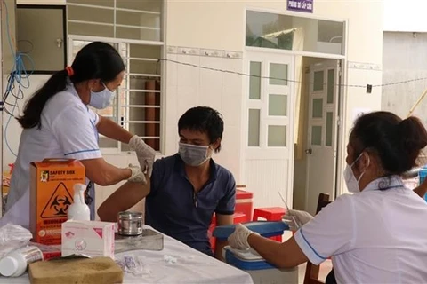 Tiêm vaccine phòng COVID-19 cho người dân xã Đăng Hà, huyện Bù Đăng (Bình Phước). (Ảnh: Sỹ Tuyên/TTXVN) 