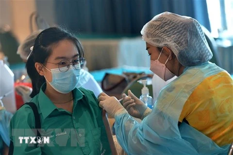 Nhân viên y tế tiêm vaccine phòng COVID-19 cho học sinh tại Bangkok, Thái Lan. (Ảnh: THX/TTXVN)