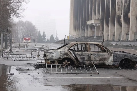 Một chiếc ôtô bị đốt cháy sau các cuộc biểu tình bên ngoài trụ sở chính quyền thành phố Almaty, Kazakhstan, ngày 7/1. (Ảnh: Reuters.)
