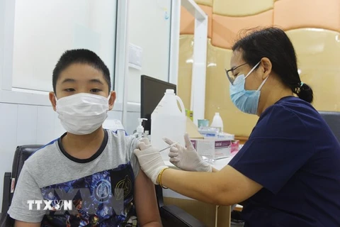 Trẻ em Nhật Bản sẽ sớm được tiêm vaccine phòng COVID-19. (Ảnh: THX/TTXVN)