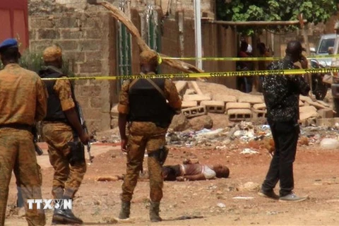 Quân đội Burkina Faso trong chiến dịch truy quét phần tử khủng bố. (Ảnh: AFP/TTXVN)