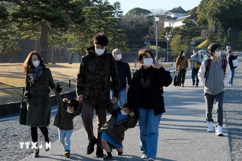 Khách du lịch tại Tokyo, Nhật Bản ngày 23/2/2020. (Ảnh: AFP/TTXVN) 