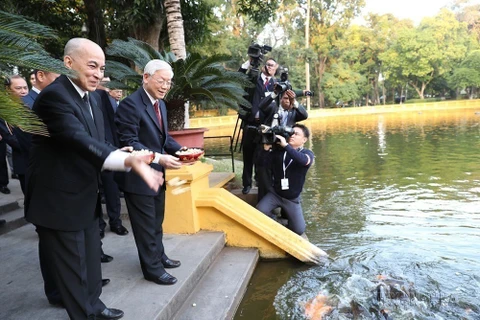 Tổng Bí thư, Chủ tịch nước Nguyễn Phú Trọng cùng Quốc vương Campuchia Norodom Sihamoni thăm ao cá Bác Hồ, trong chuyến thăm Việt Nam, ngày 19/12/2018. (Ảnh: Trí Dũng/TTXVN) 