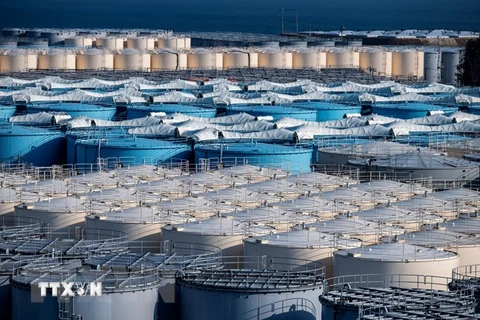 Các bể chứa nước nhiễm xạ tại Nhà máy điện hạt nhân Fukushima Daiichi ở Okuma, Fukushima, Nhật Bản ngày 21/2/2021. (Ảnh: AFP/TTXVN) 