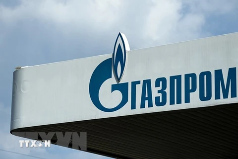 Biểu tượng Tập đoàn dầu khí Gazprom tại một trạm xăng ở Moskva. (Ảnh: AFP/TTXVN)
