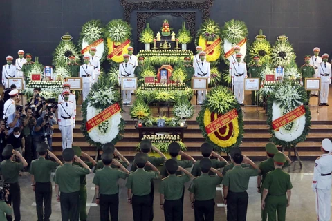 Quang cảnh Lễ tang 3 chiến sĩ cảnh sát PCCC và CNCH hy sinh khi làm nhiệm vụ.( Ảnh: Phạm Kiên/TTXVN)
