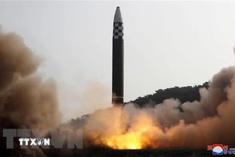 Vụ phóng thử tên lửa đạn đạo liên lục địa Hwasongpho-17 tại địa điểm không xác định ở Triều Tiên ngày 24/3. (Ảnh: AFP/TTXVN) 