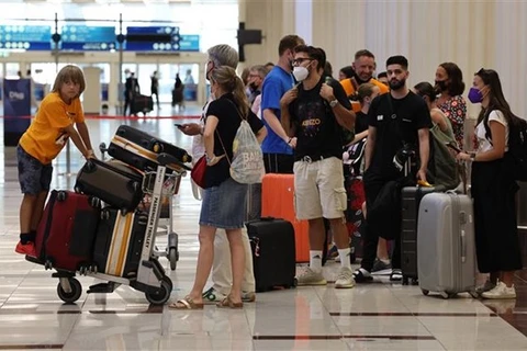 Hành khách tại sân bay quốc tế Dubai (UAE), ngày 16/8/2022. (Ảnh: AFP/TTXVN) 