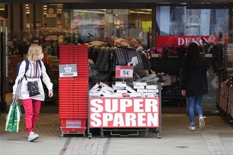 Người dân mua sắm tại một cửa hàng ở Berlin (Đức), ngày 11/5/2022. (Ảnh: THX/TTXVN) 