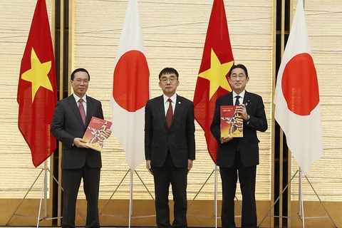 Viện nghiên cứu kinh tế ASEAN và Đông Á (ERIA) của Nhật Bản gửi lên Chủ tịch nước Võ Văn Thưởng và Thủ tướng Nhật Bản Kishida Báo cáo Tư vấn chính sách “Viet Nam 2045”. (Ảnh: Thống Nhất/TTXVN)