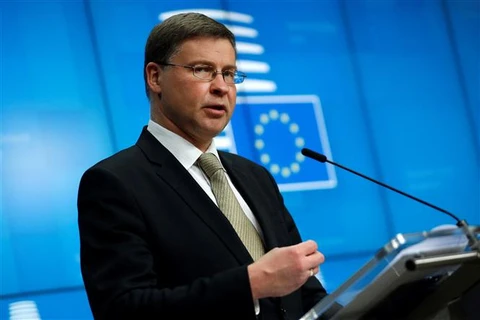 Phó Chủ tịch Ủy ban châu Âu Valdis Dombrovskis trong cuộc họp báo ở Brussels, Bỉ ngày 20/5/2021. (Ảnh: AFP/TTXVN)