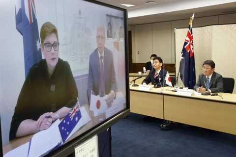 Bộ trưởng Ngoại giao Nhật Bản Toshimitsu Motegi (ngoài cùng bên phải) và Bộ trưởng Quốc phòng Nobuo Kishi (thứ 2 từ phải sang) hội đàm trực tuyến với những người đồng cấp Australia, Marise Payne (góc trái trên màn hình) và Peter Dutton, ngày 9/6/2021.