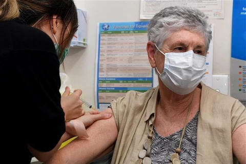 Một người dân được tiêm vaccine ngừa COVID-19 tại Melbourne, Australia ngày 7/4/2021. (Ảnh: AFP/TTXVN)