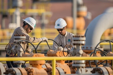 Các kỹ sư tại một cơ sở khai thác dầu của Saudi Arabia. (Nguồn: arabnews.com)