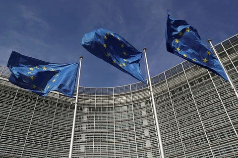 Cờ Liên minh châu Âu bên ngoài trụ sở Ủy ban châu Âu ở Brussels (Bỉ) ngày 24/3/2021. (Nguồn: reuters.com)