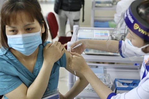 Nhân viên y tế trực tiếp tham gia công tác phòng chống COVID-19 tại Bệnh viện Thanh Nhàn được tiêm vaccine phòng dịch hồi tháng Ba. (Ảnh: Minh Quyết/TTXVN)