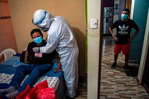 Bác sỹ kiểm tra sức khỏe tại nhà cho một bệnh nhân COVID-19 ở ngoại ô Lima (Peru), hồi đầu năm nay. (Nguồn: nytimes.com)