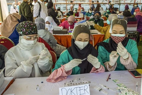 Nhân viên y tế tại một điểm tiêm vaccine ngừa COVID-19 ở Surabaya, Đông Java (Indonesia) ngày 6/7/2021. (Ảnh: AFP/TTXVN)