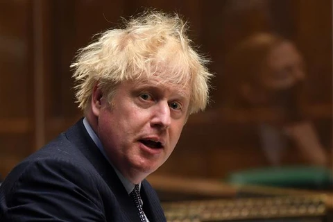 Thủ tướng Anh Boris Johnson phát biểu tại thủ đô London ngày 9/6/2021. (Ảnh: AFP/TTXVN)