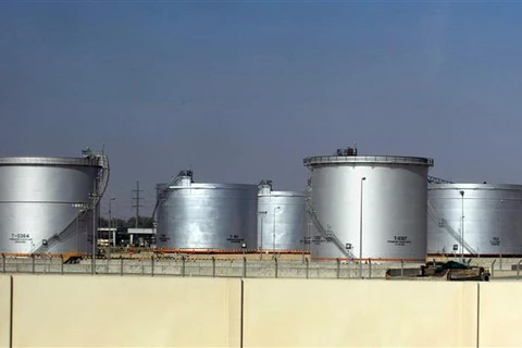 Các bể chứa tại một cơ sở khai thác dầu ở thành phố Dammam (Saudi Arabia). (Ảnh: AFP/TTXVN)