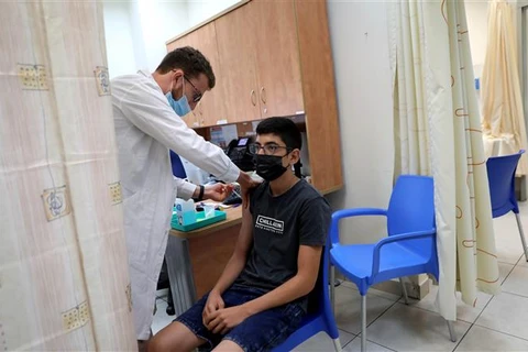 Nhân viên y tế tiêm vaccine phòng COVID-19 cho người dân tại Modiin (Israel), ngày 5/7/2021. (Ảnh: THX/ TTXVN)