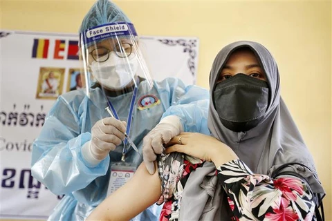 Nhân viên y tế tiêm vaccine phòng COVID-19 cho người dân tại Phnom Penh (Campuchia), ngày 2/7/2021. (Ảnh: THX/TTXVN)
