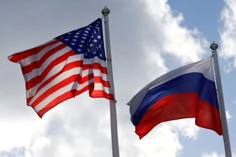 Quốc kỳ của Nga và Mỹ tung bay gần một nhà máy ở Vsevolozhsk, Vùng Leningrad (Nga) ngày 27/3/2019. (Nguồn: reuters.com)