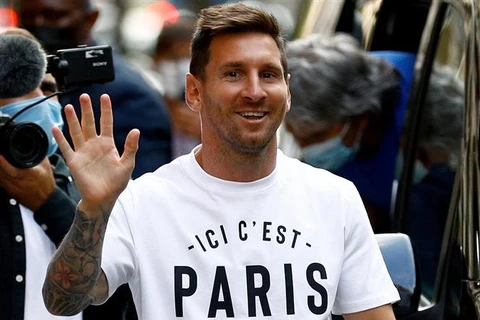 Lionel Messi tới thủ đô Paris (Pháp) để ký hợp đồng với Paris Saint-Germain, ngày 10/8/2021. (Ảnh: AFP/TTXVN)