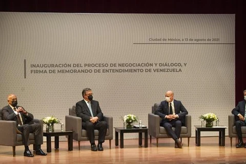 Chủ tịch Quốc hội Venezuela Jorge Rodriguez, Ngoại trưởng Mexico Marcelo Ebrard, Giám đốc Trung tâm giải quyết xung đột NOREF của Na Uy Dag Nylander và Trưởng đoàn đại diện phe đối lập Venezuela Gerardo Blyde Perez (theo thứ tự từ trái sang), tại vòng đàm