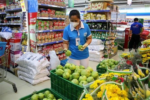Hội viên Hội Liên hiệp phụ nữ Quận 3 (Thành phố Hồ Chí Minh) đi chợ giúp dân trong những ngày thực hiện giãn cách xã hội theo yêu cầu "ai ở đâu ở yên đó." (Ảnh: Thanh Vũ/TTXVN)