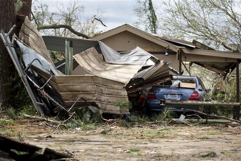 Cảnh tàn phá sau khi bão Ida đổ bộ tại Houma, Louisiana (Mỹ), ngày 30/8/2021. (Ảnh: THX/TTXVN)